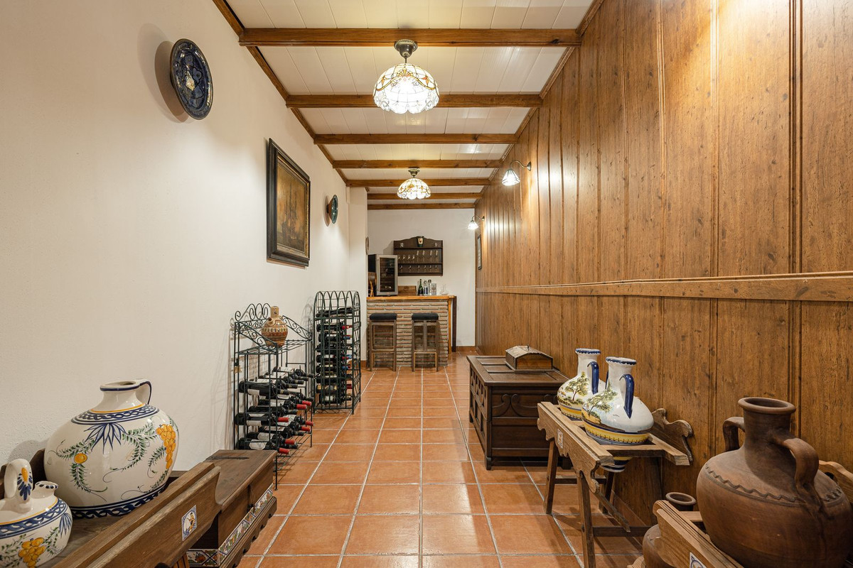 6 Bedroom Villa in Estepona - Photo 13