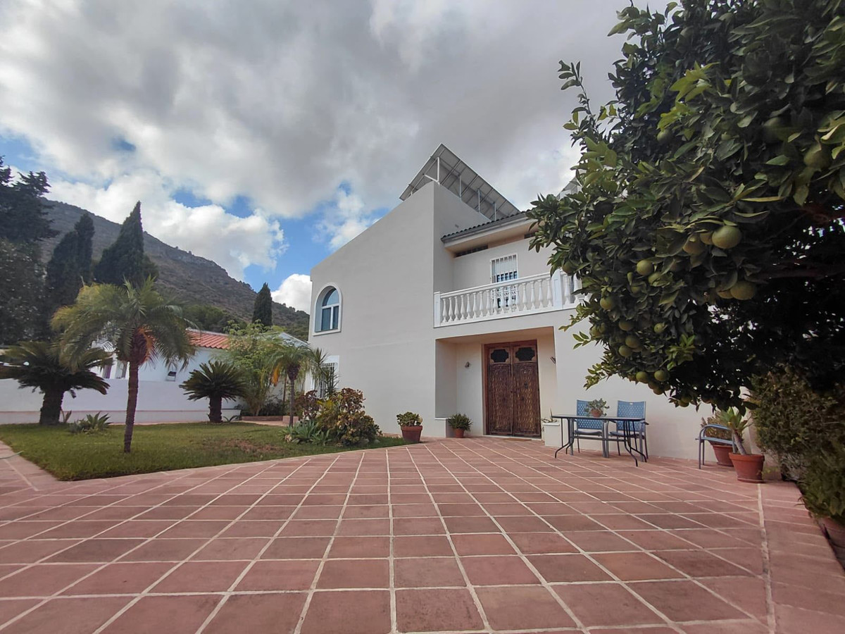 6 Bedroom Villa in Alhaurín de la Torre - Photo 2