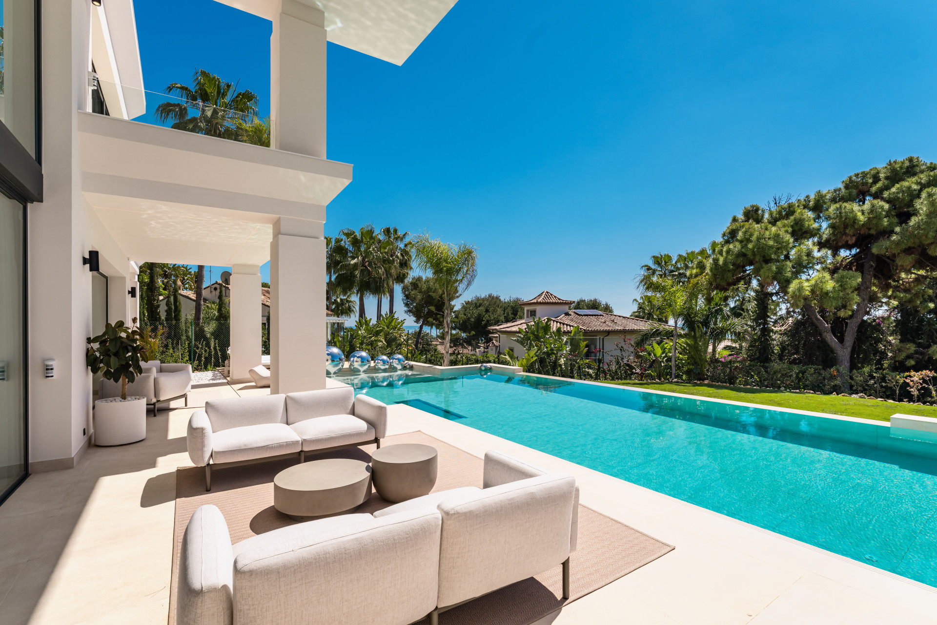 6 Bedroom Villa in Marbella - Photo 2
