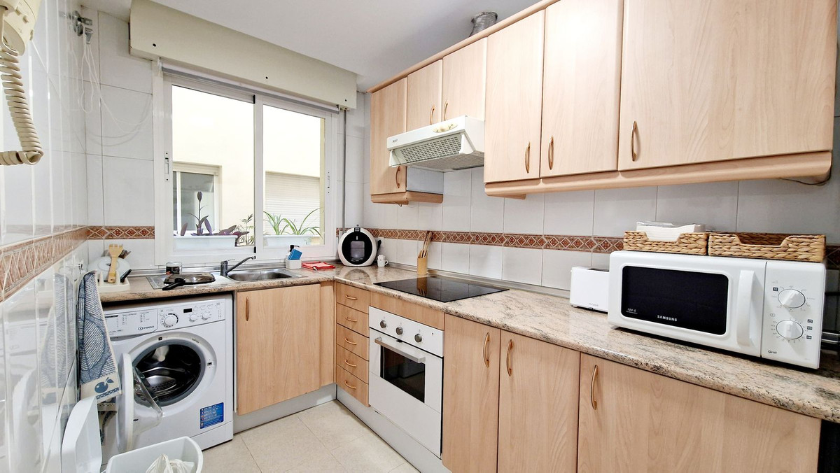 1 Bedroom Apartment in Marbella - Photo 8
