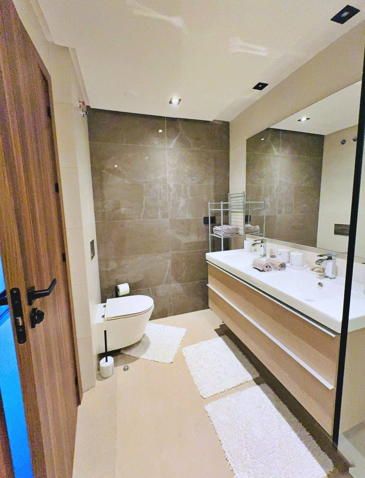 2 Bedroom Apartment in Marbella - Photo 25