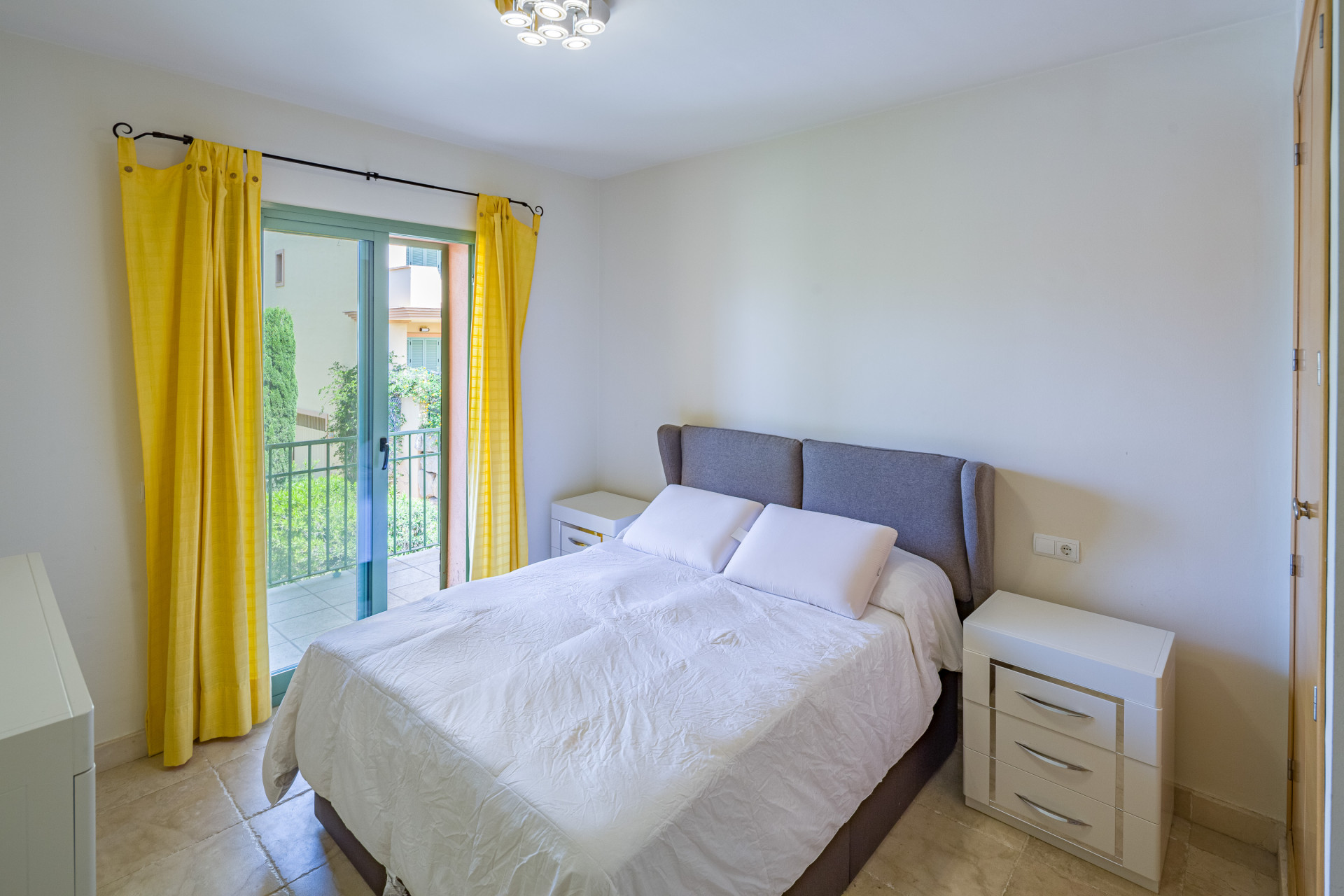 2 Bedroom Apartment in Benahavís - Photo 16