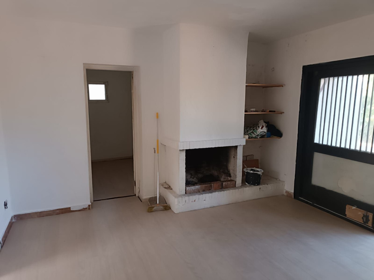 2 Bedroom Villa in Estepona - Photo 8