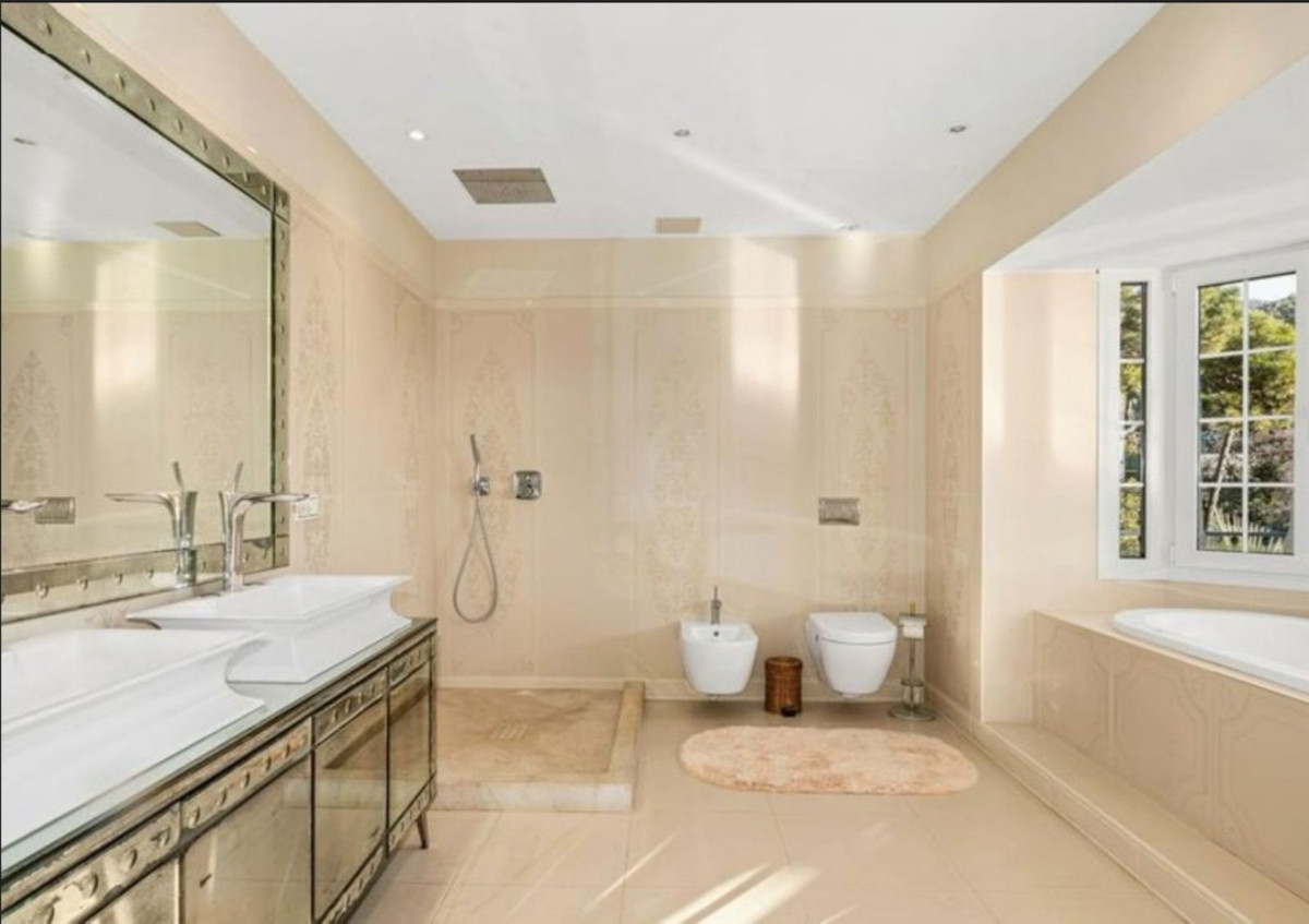 9 Bedroom Villa in Marbella - Photo 10