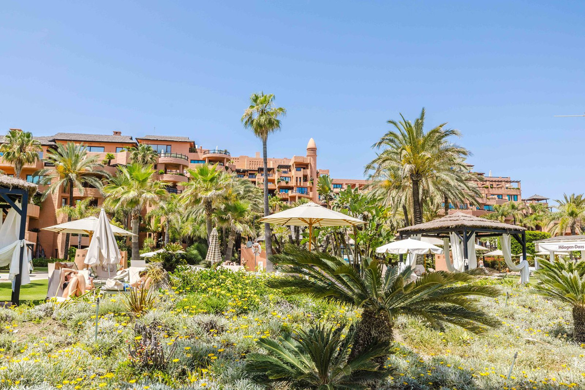 2 Bedroom Apartment in Estepona - Photo 24