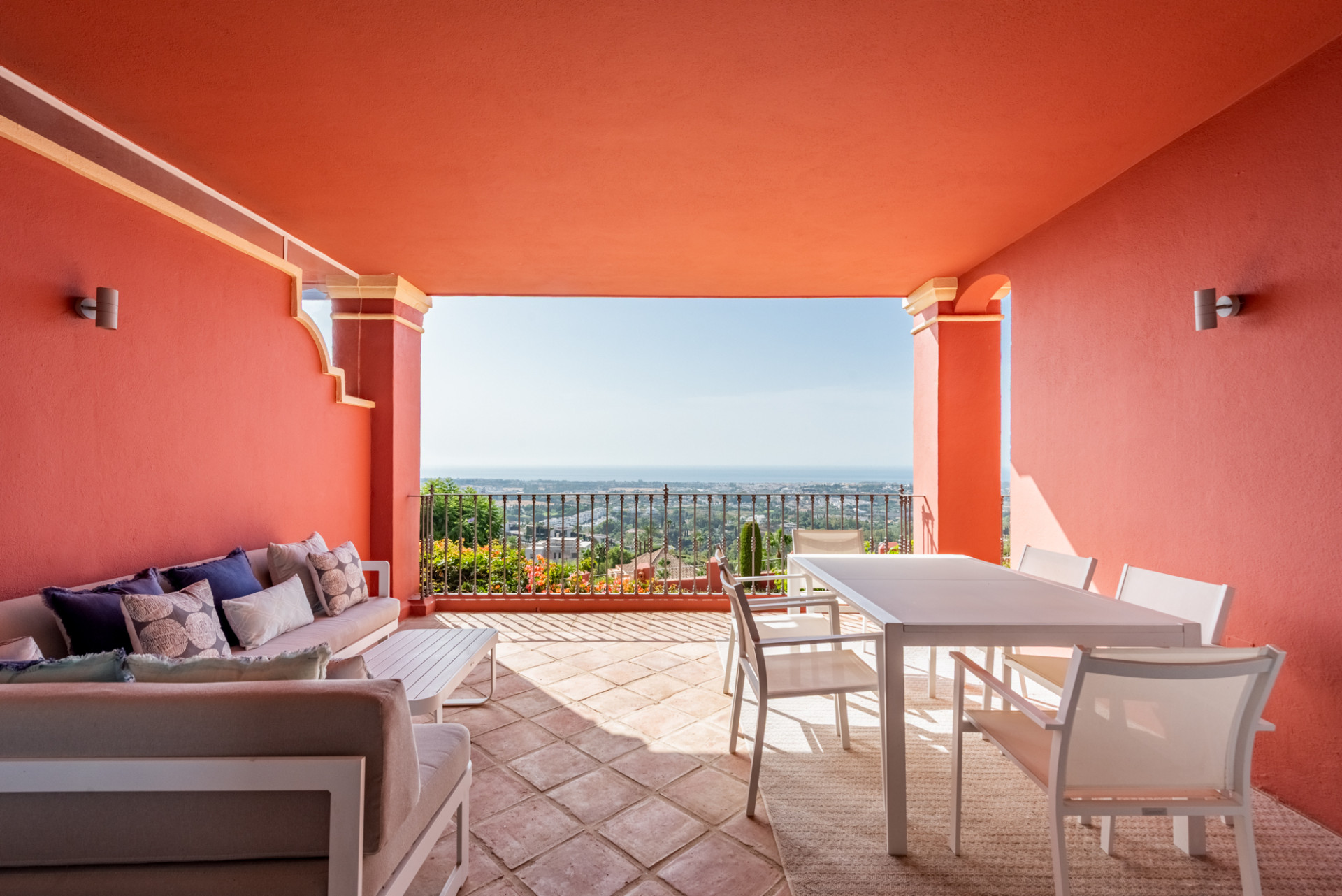 2 Bedroom Apartment in Benahavís - Photo 10