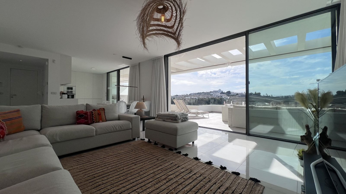 3 Bedroom Penthouse in Estepona - Photo 5