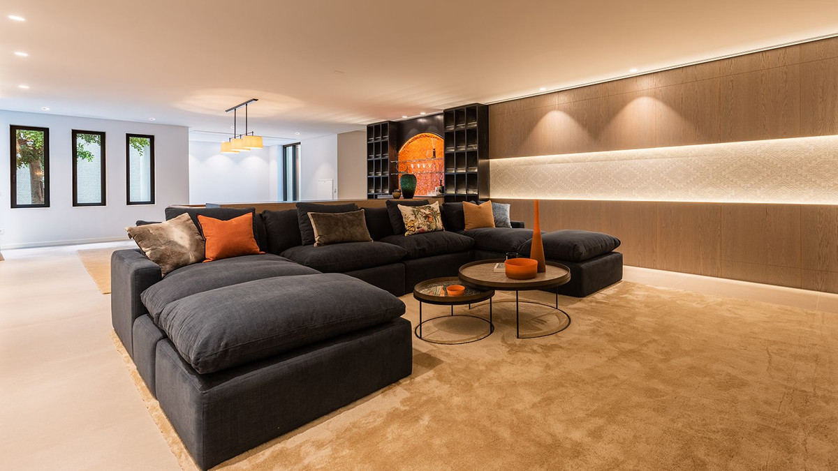5 Bedroom Villa in Estepona - Photo 7
