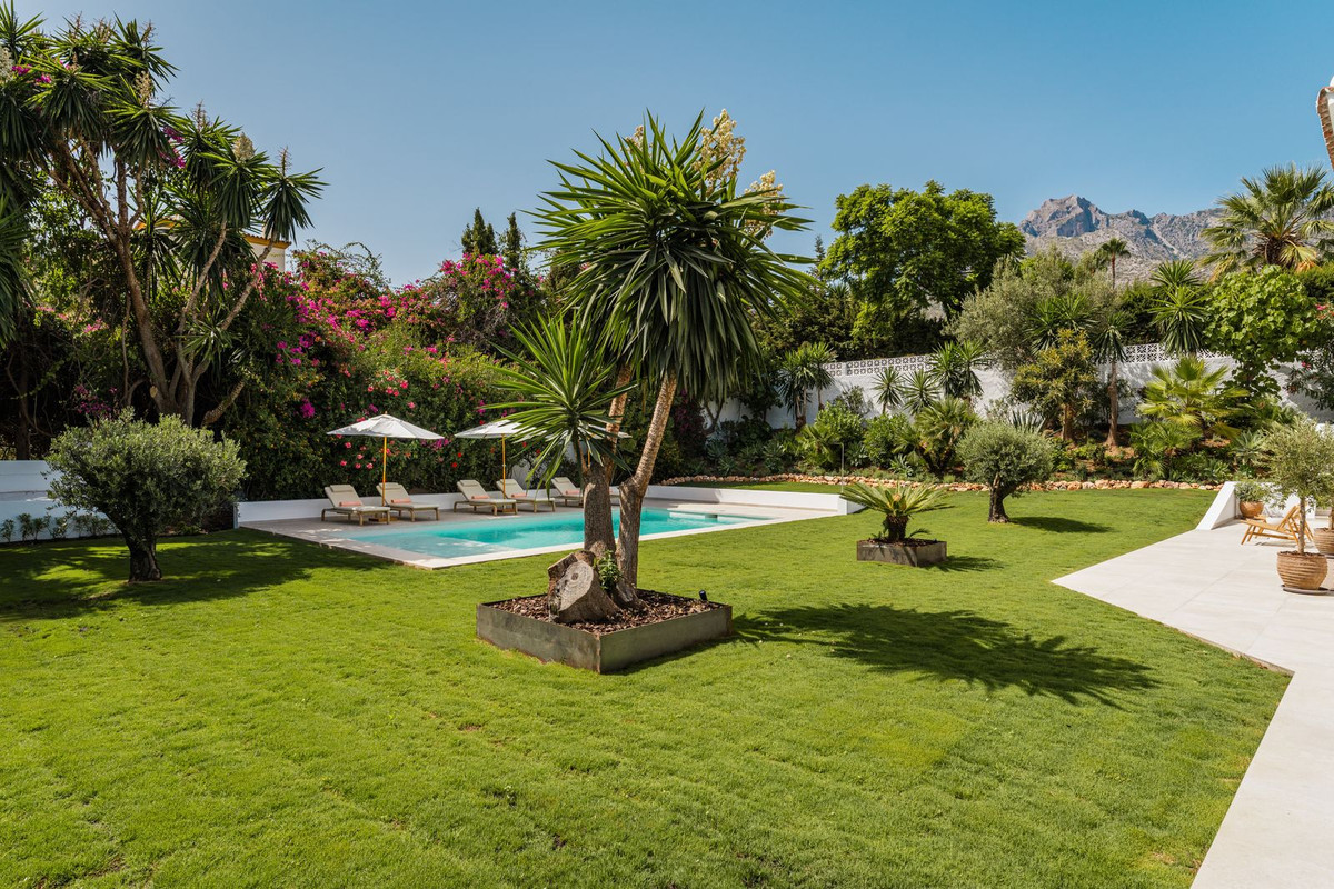 4 Bedroom Villa in Marbella - Photo 7