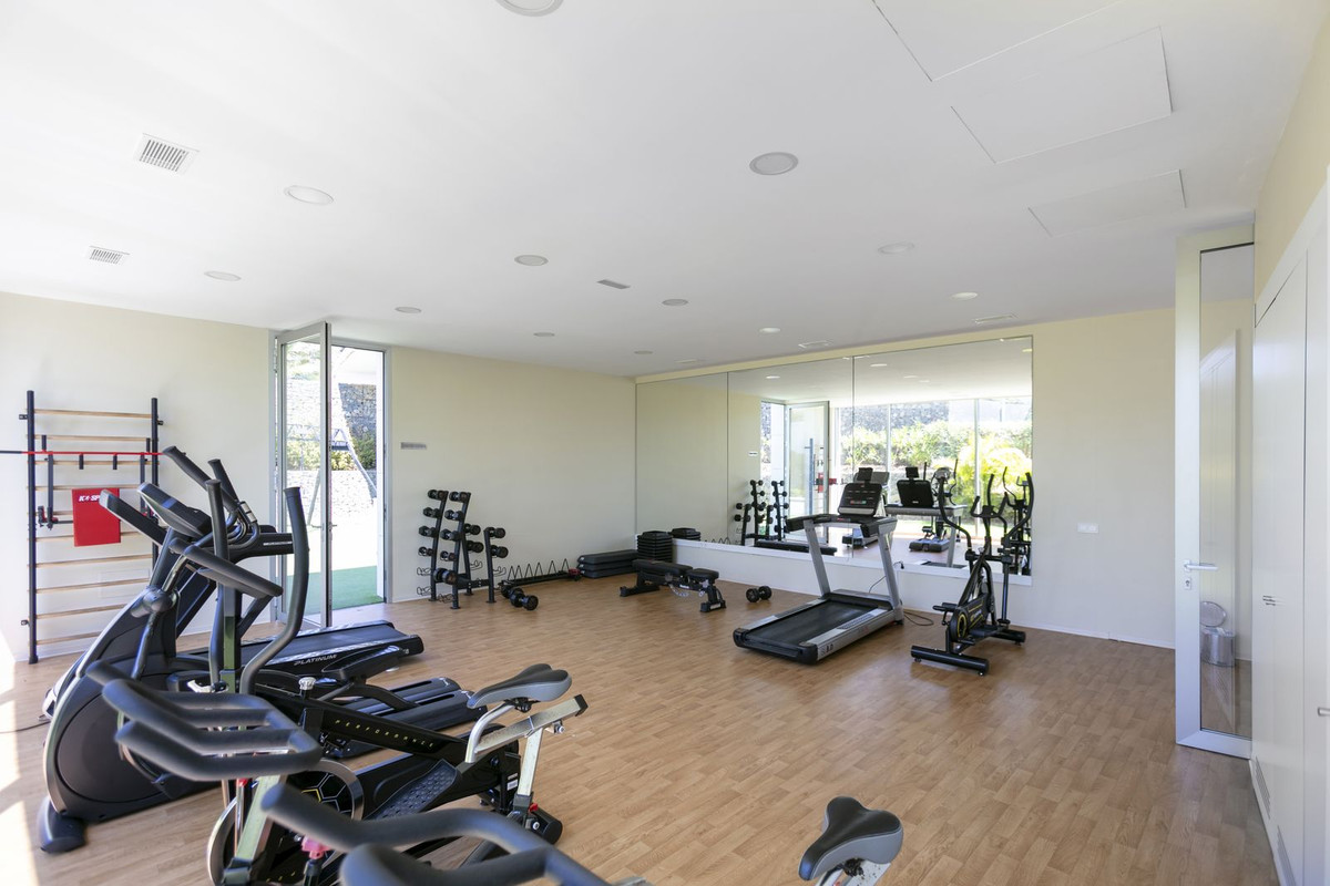 4 Bedroom Apartment in Estepona - Photo 41
