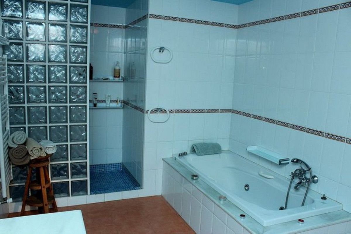 8 Bedroom Country house in Antequera - Photo 16