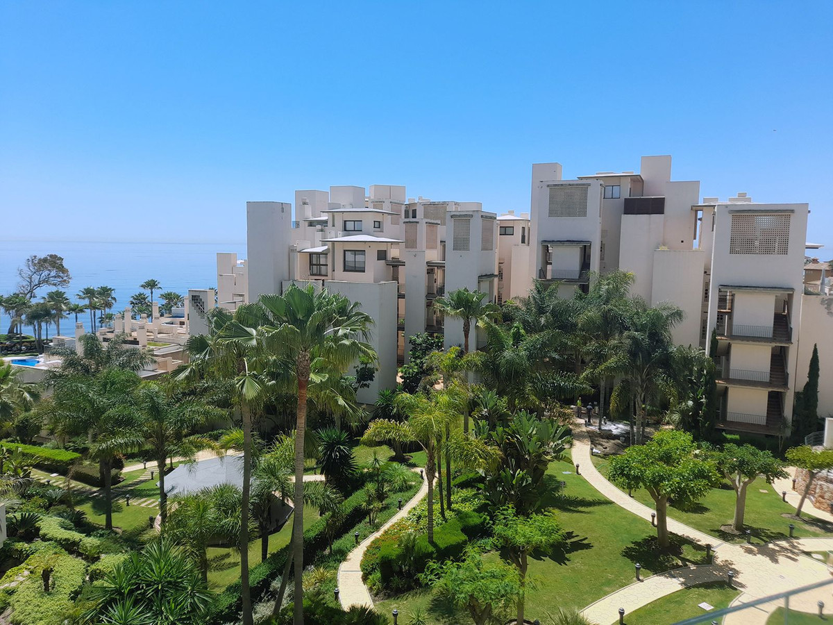 2 Bedroom Apartment in Estepona - Photo 10