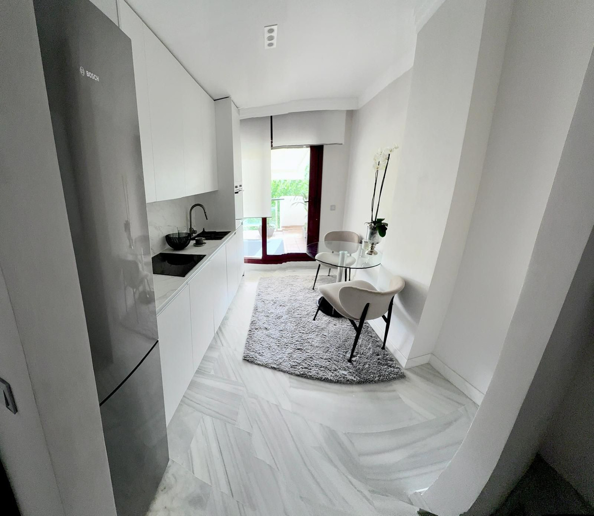 1 Bedroom Apartment in Estepona - Photo 4