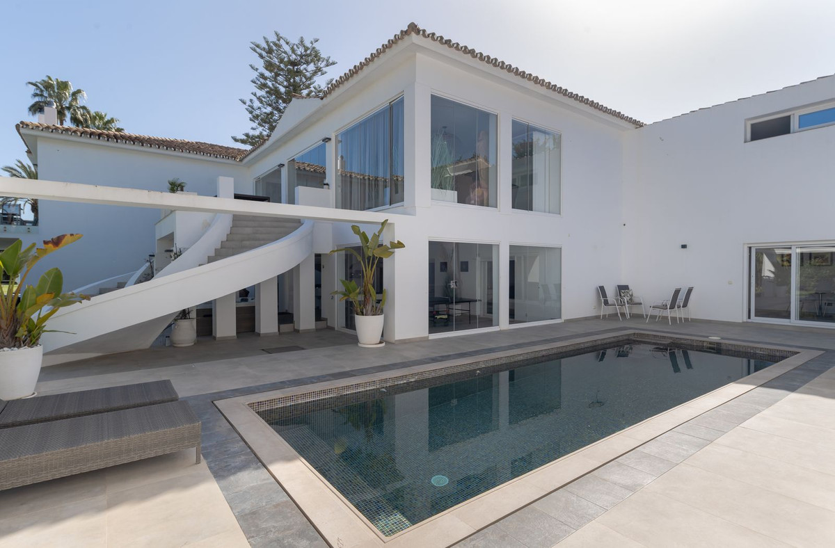 6 Bedroom Villa in Estepona - Photo 39