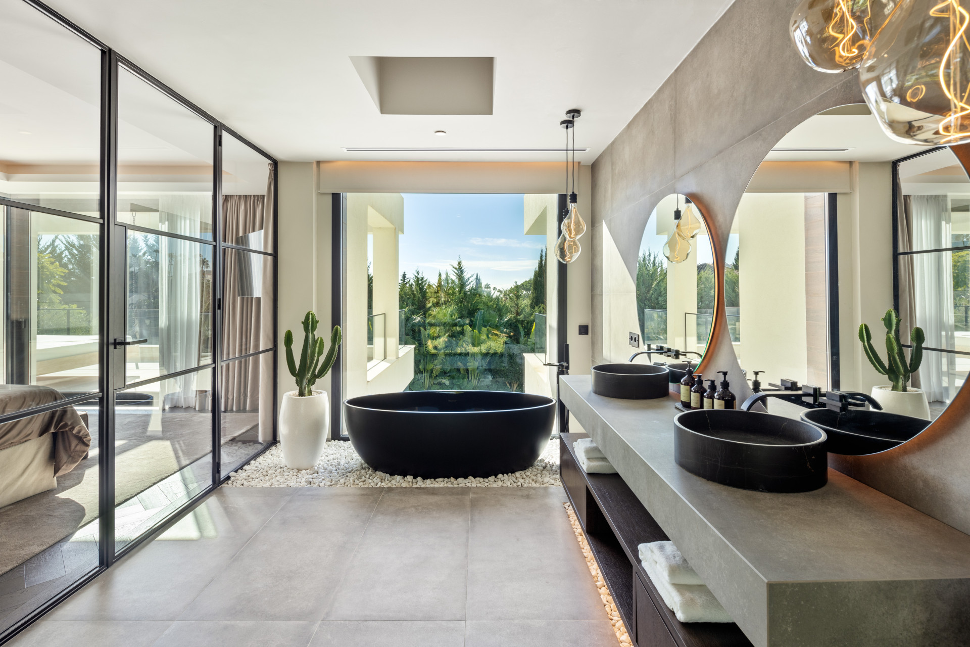 6 Bedroom Villa in Marbella - Photo 3