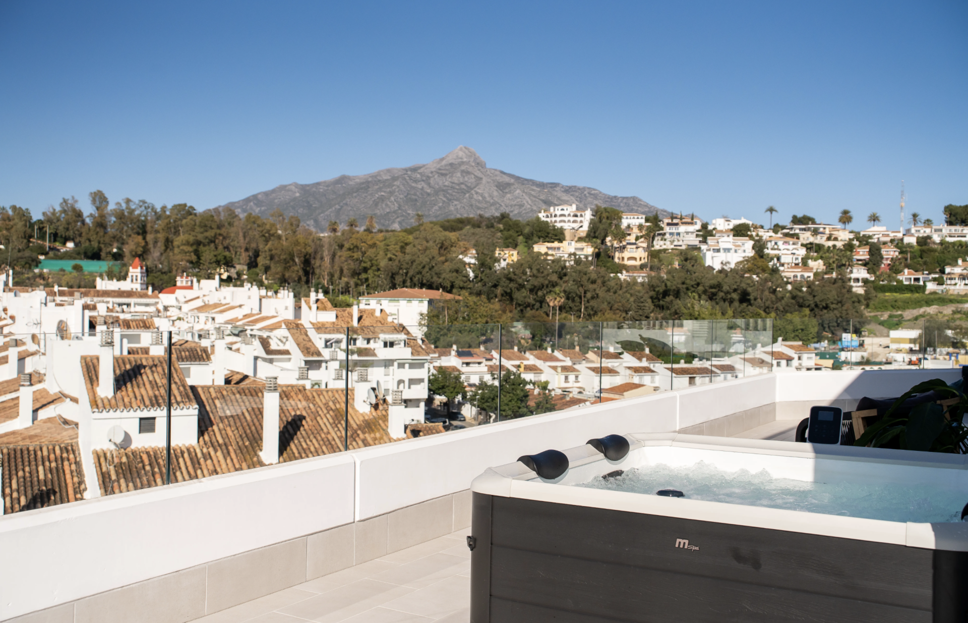 Piso de 4 dormitorios con piscina en Málaga – Foto 2
