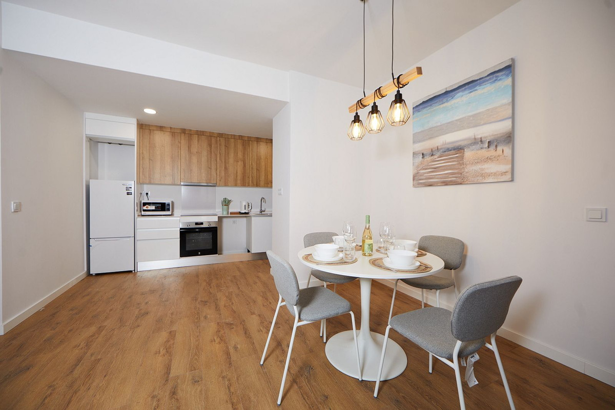 2 Bedroom Apartment in Estepona - Photo 2