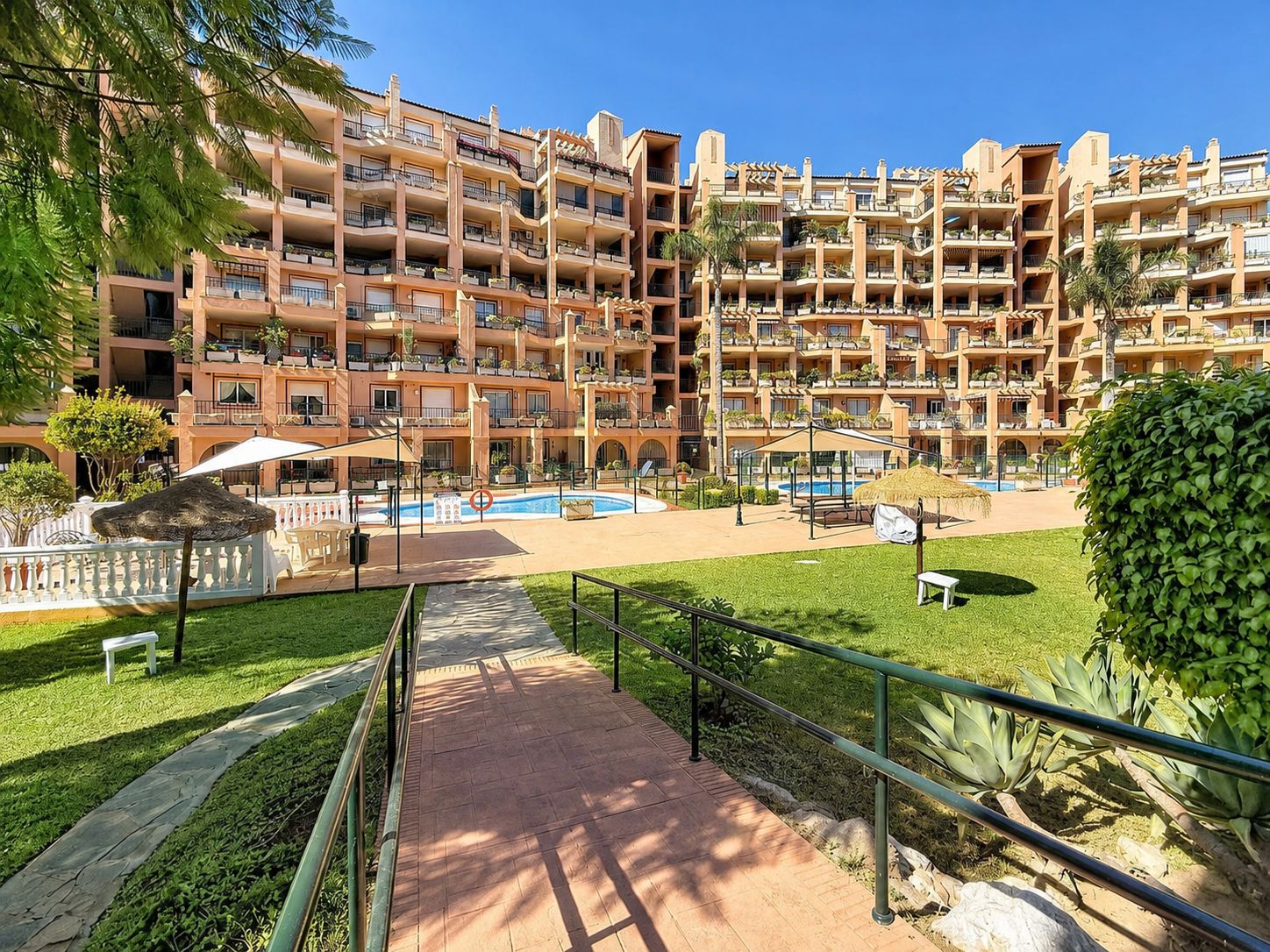 2 Bedroom Apartment in Fuengirola - Photo 33