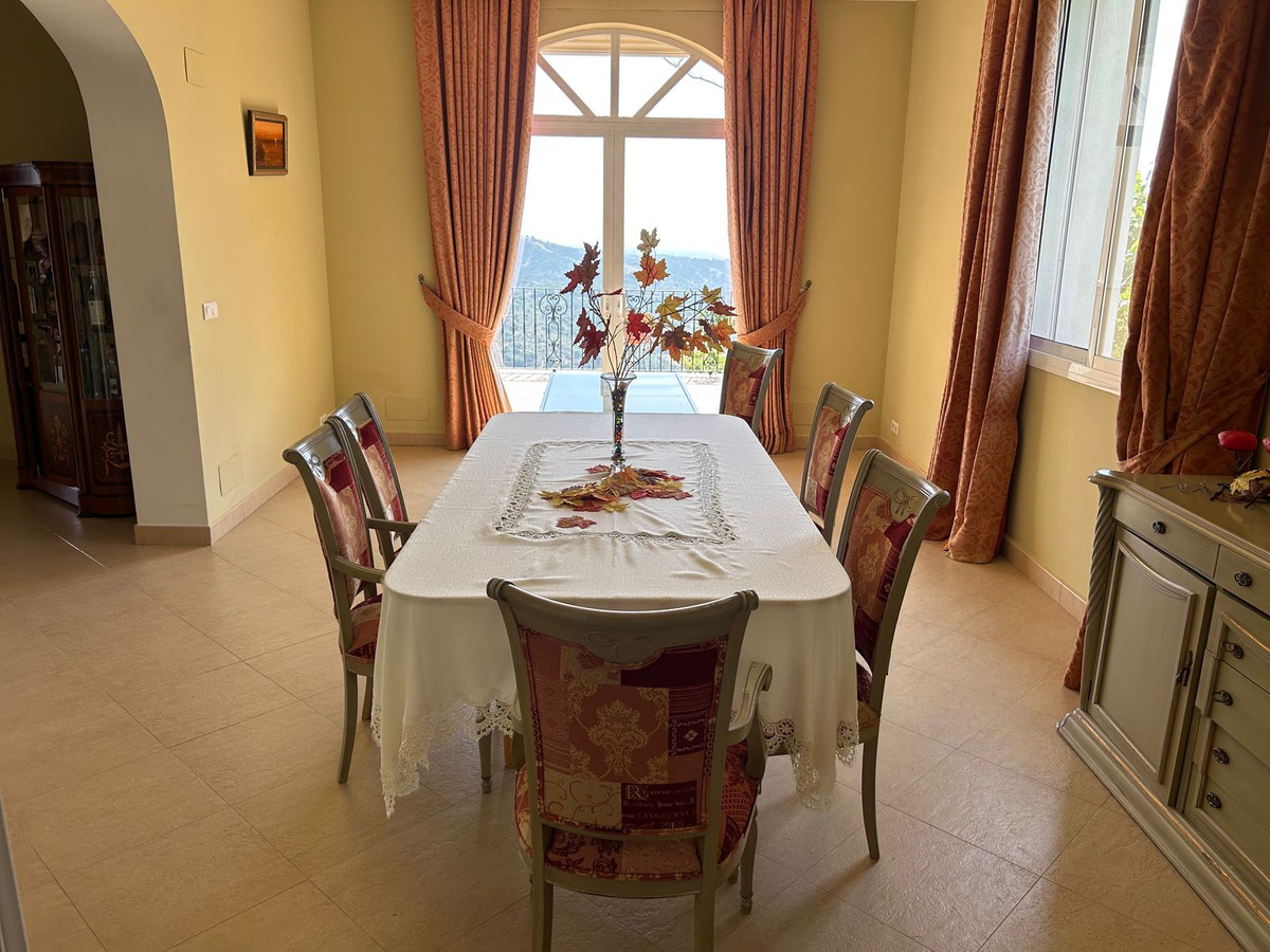 7 Bedroom Villa in Estepona - Photo 13