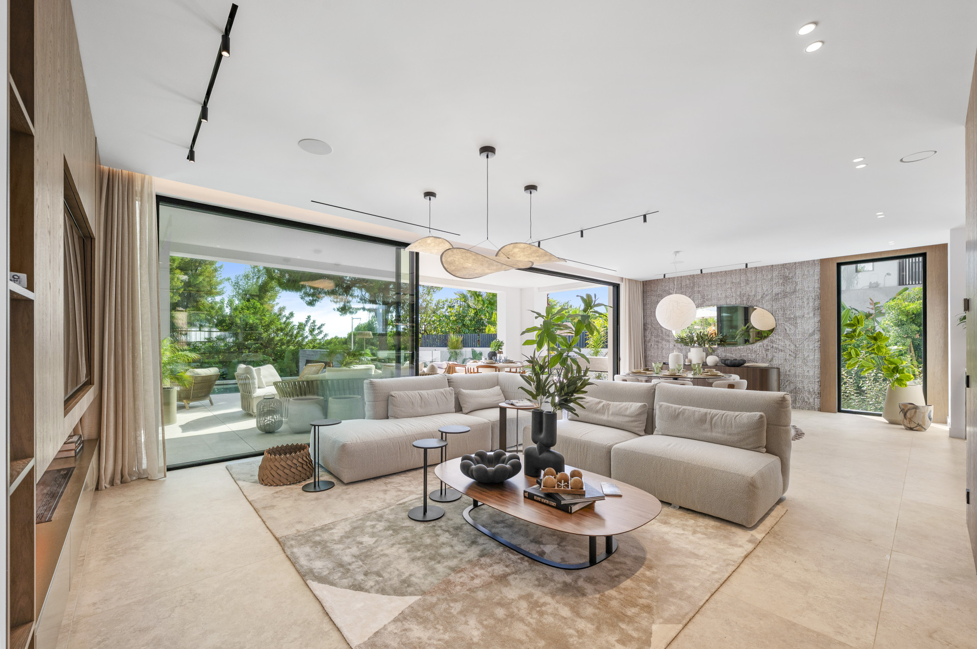 6 Bedroom Villa in Marbella - Photo 2