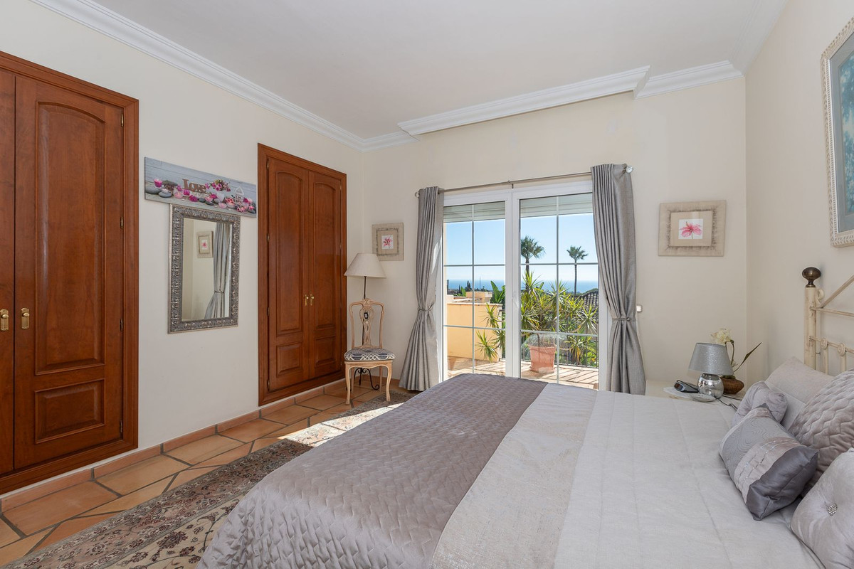 5 Bedroom Villa in Marbella - Photo 17
