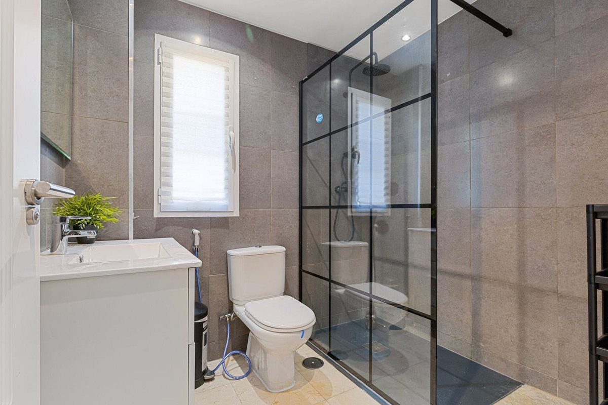 1 Bedroom Apartment in Benahavís - Photo 9