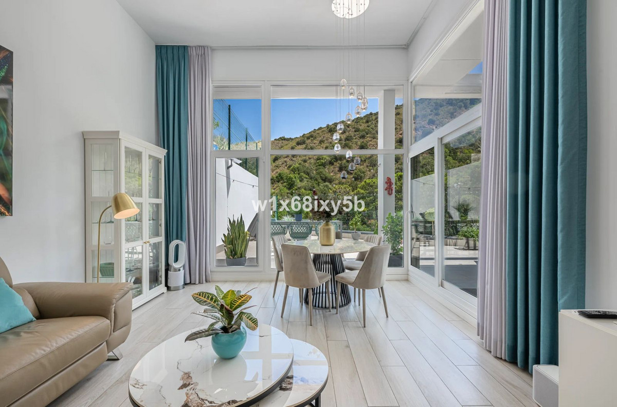 4 Bedroom Apartment in Benahavís - Photo 3