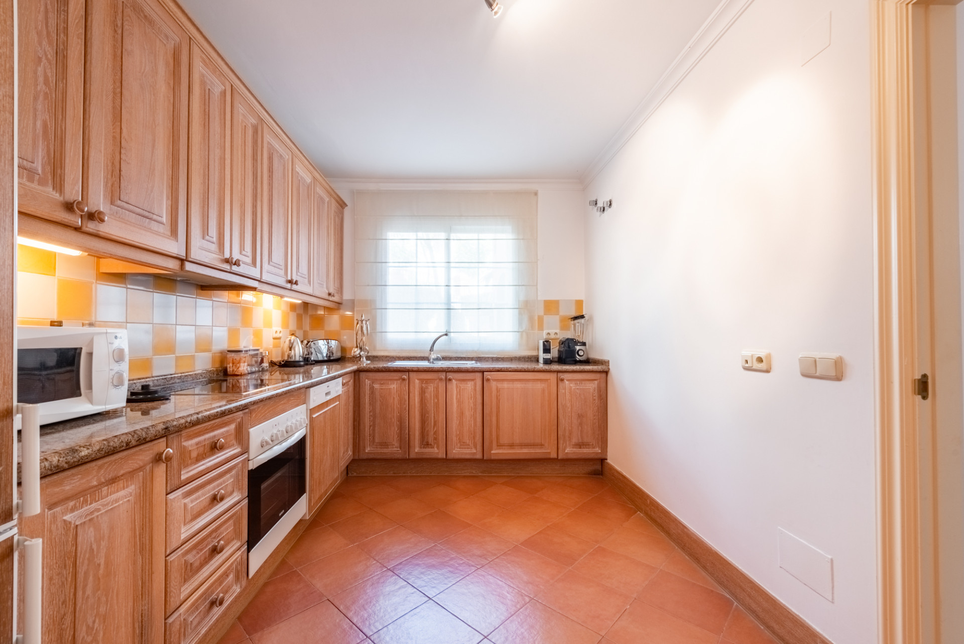 2 Bedroom Apartment in Benahavís - Photo 8