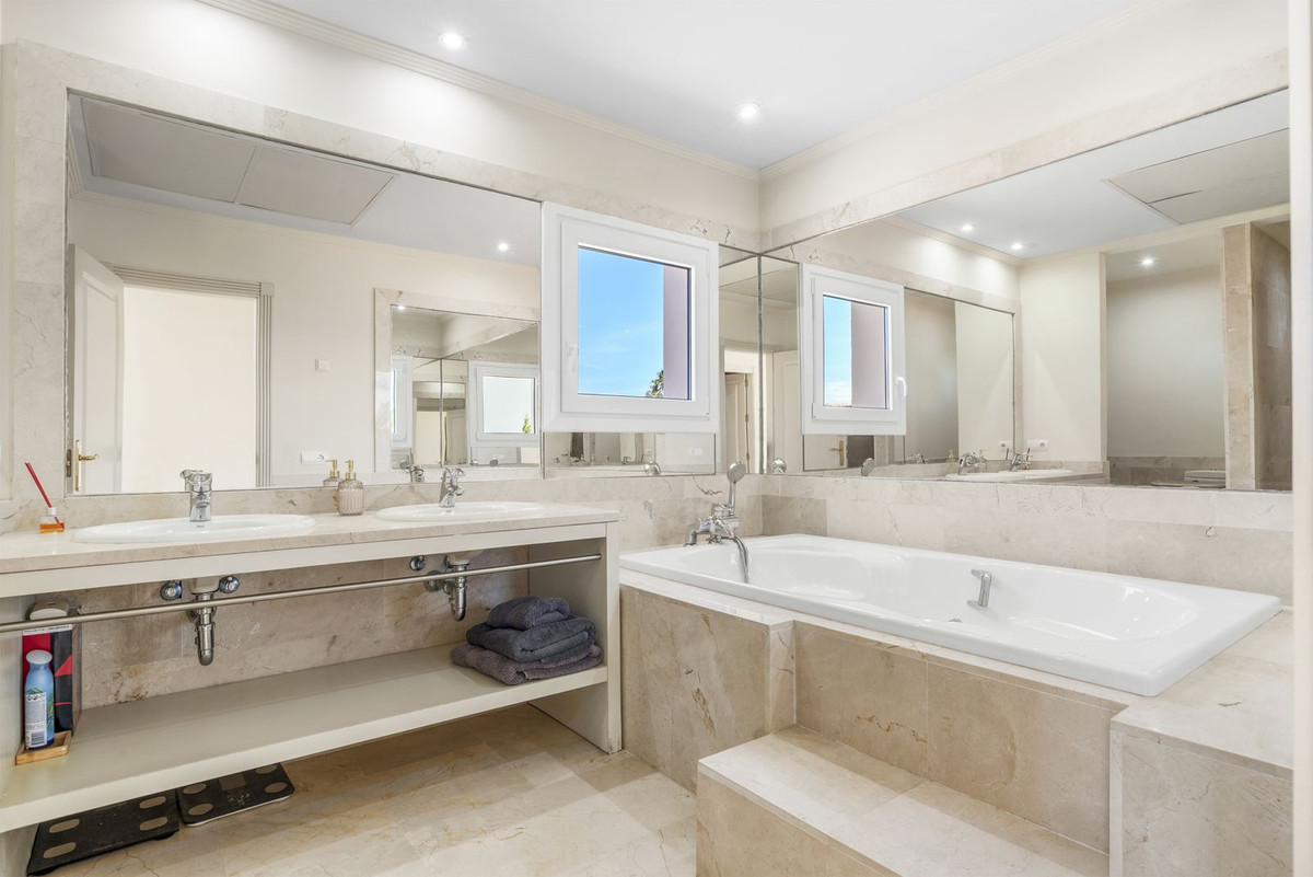 4 Bedroom Villa in Manilva - Photo 20