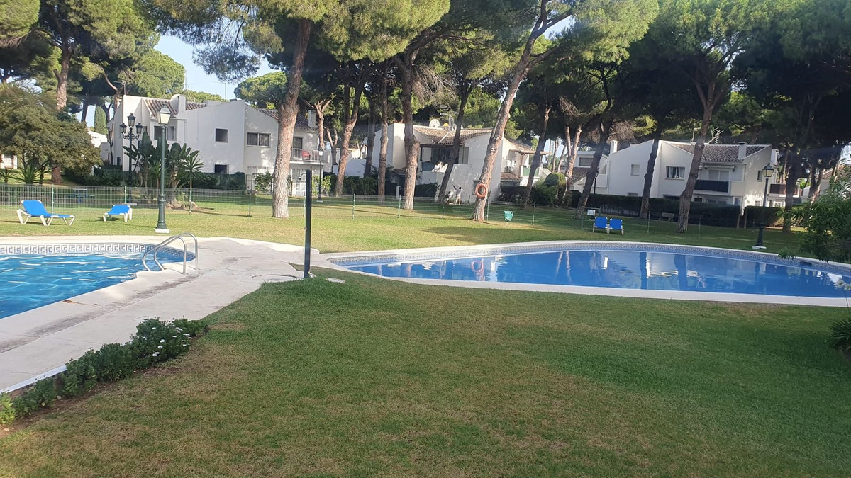 2 Bedroom Apartment in Estepona - Photo 2