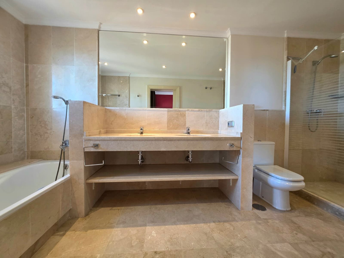 2 Bedroom Apartment in Estepona - Photo 16