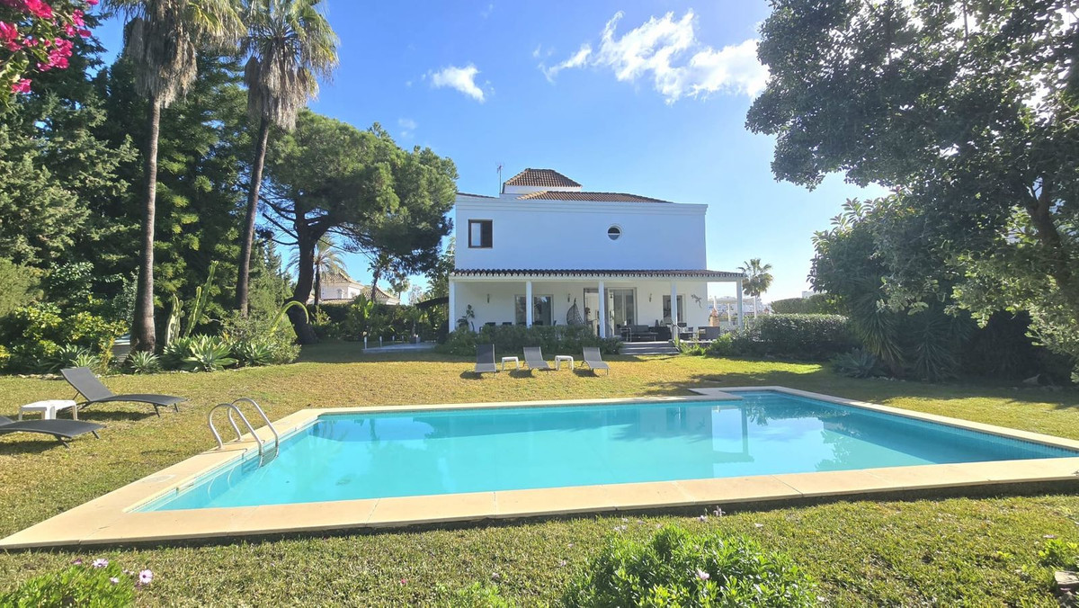 Villa in Nueva Andalucia