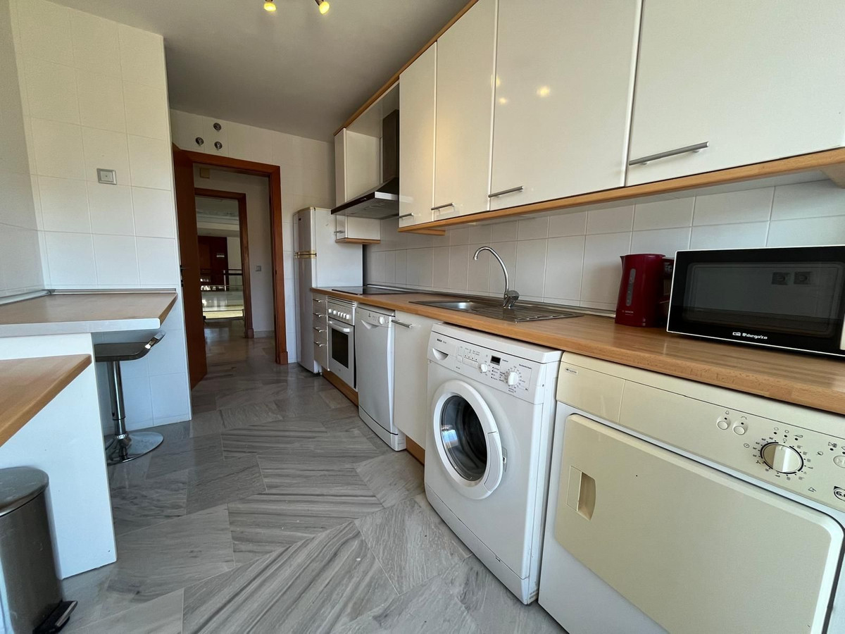 2 Bedroom Apartment in Benahavís - Photo 6