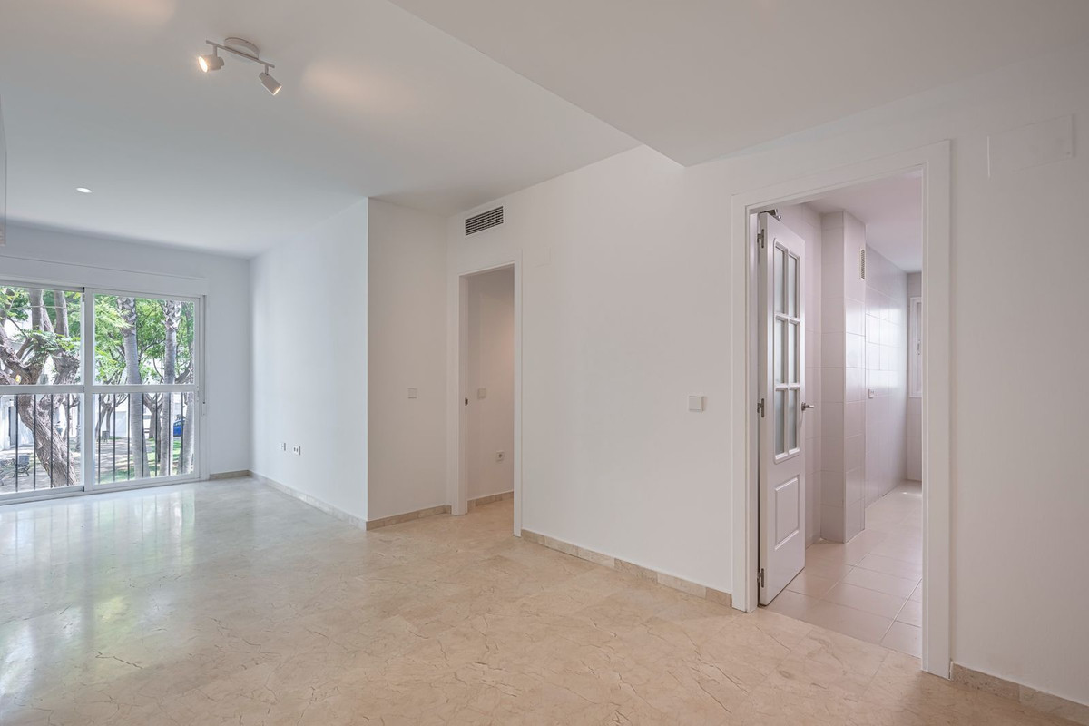 2 Bedroom Apartment in Estepona - Photo 7