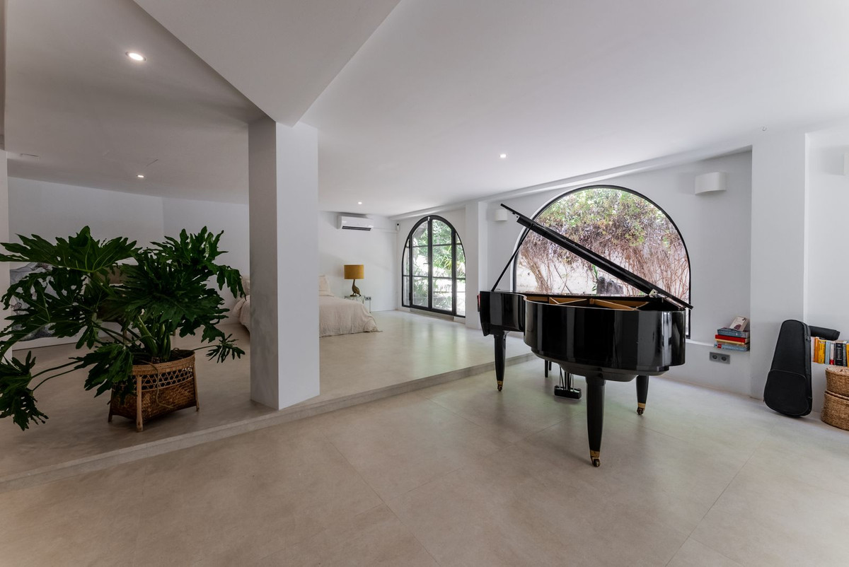 4 Bedroom Villa in Estepona - Photo 13