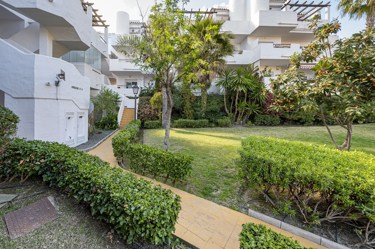2 Bedroom Apartment in Estepona - Photo 16