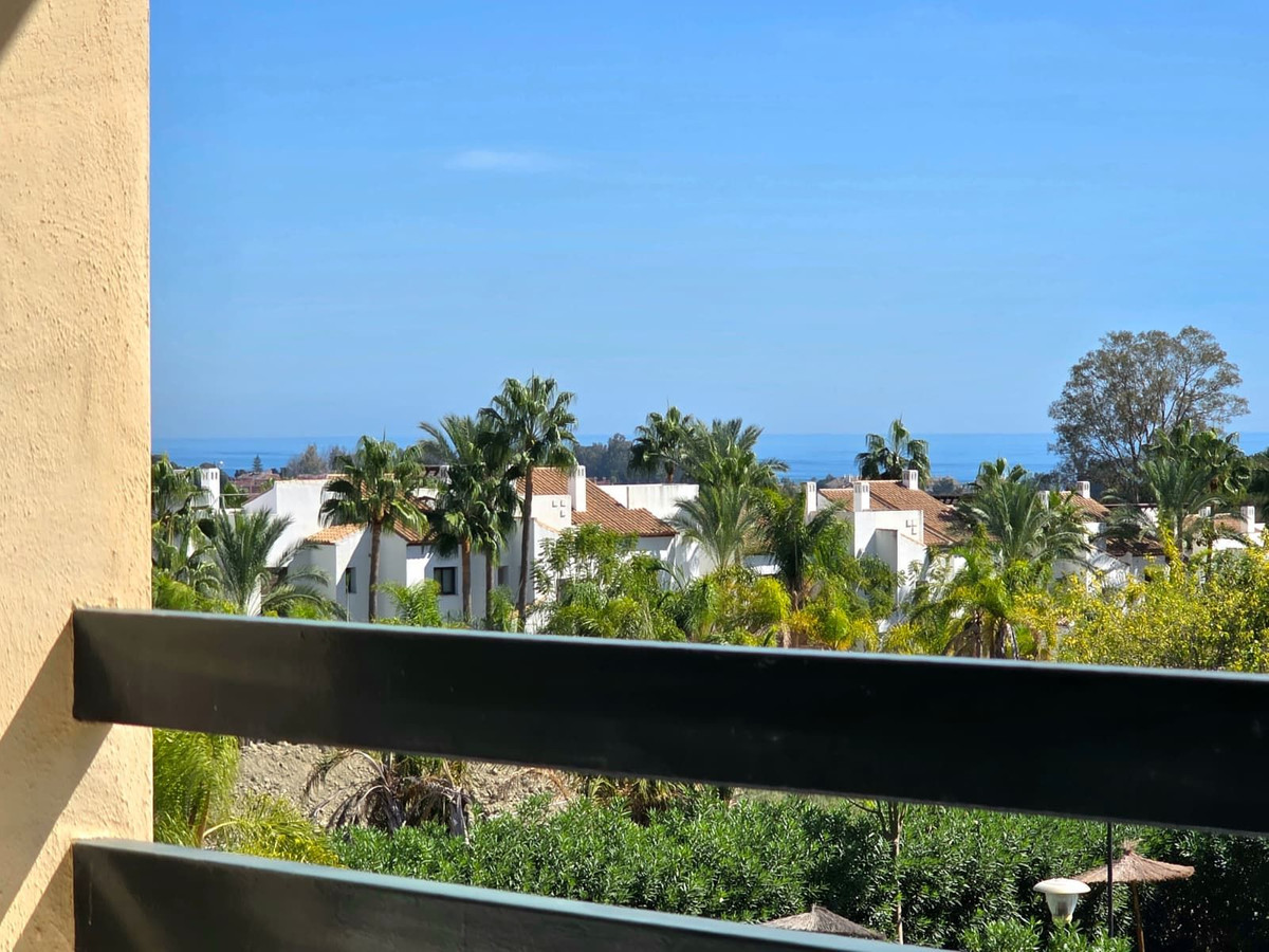 3 Bedroom Apartment in Estepona - Photo 8