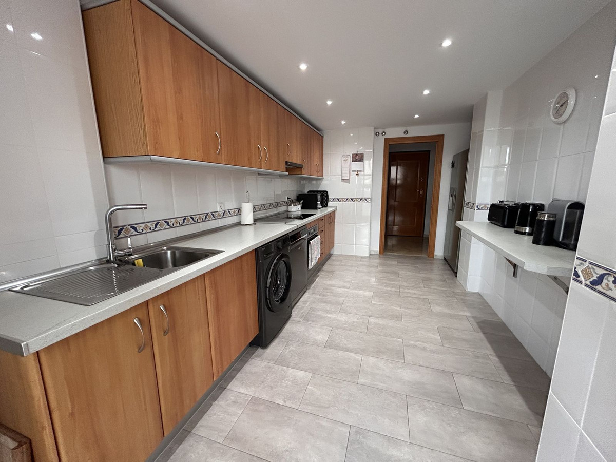3 Bedroom Penthouse in Estepona - Photo 15