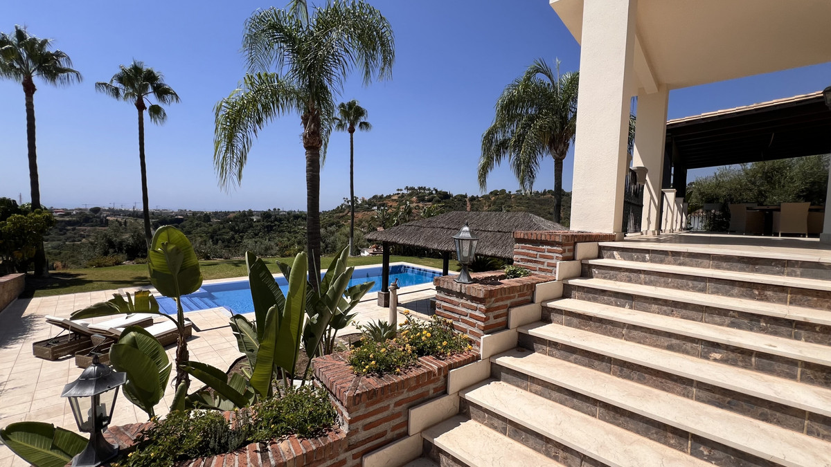 4 Bedroom Villa in Estepona - Photo 2
