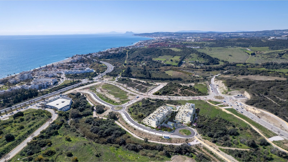 2 Bedroom Apartment in Estepona - Photo 11