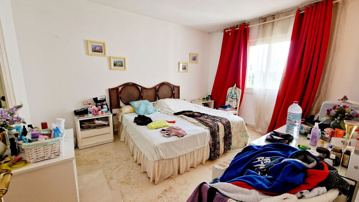 2 Bedroom Apartment in Estepona - Photo 12