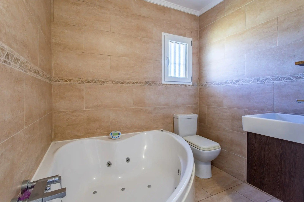 3 Bedroom Villa in Manilva - Photo 16