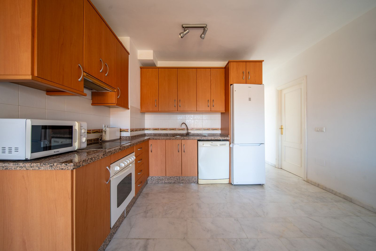 3 Bedroom Apartment in Fuengirola - Photo 7