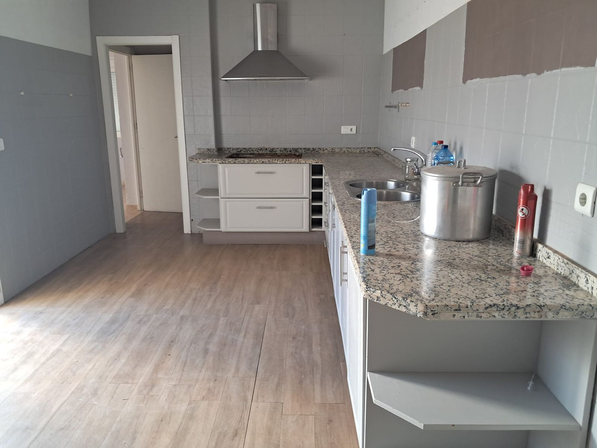 5 Bedroom Villa in Estepona - Photo 26