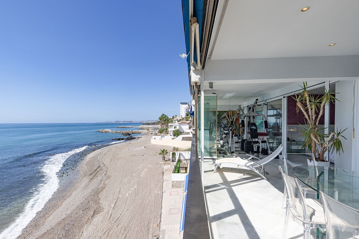 2 Bedroom Apartment in Benalmádena - Photo 3