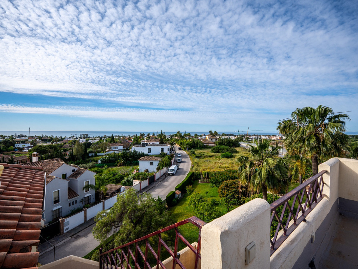 1 Bedroom Penthouse in Estepona - Photo 13