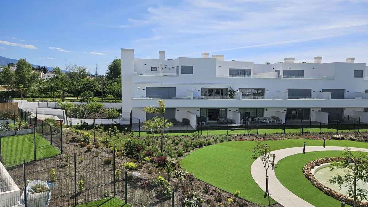 2 Bedroom Apartment in Estepona - Photo 8