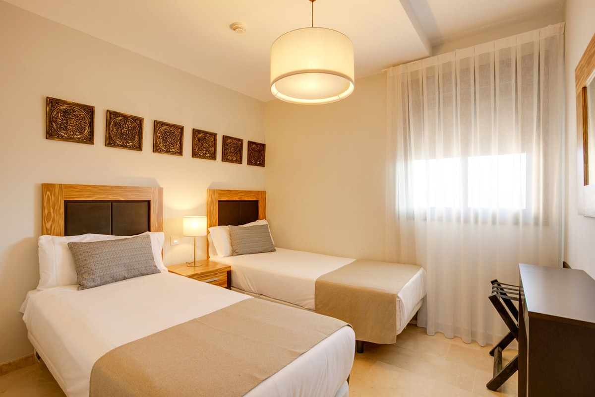 2 Bedroom Apartment in Estepona - Photo 5