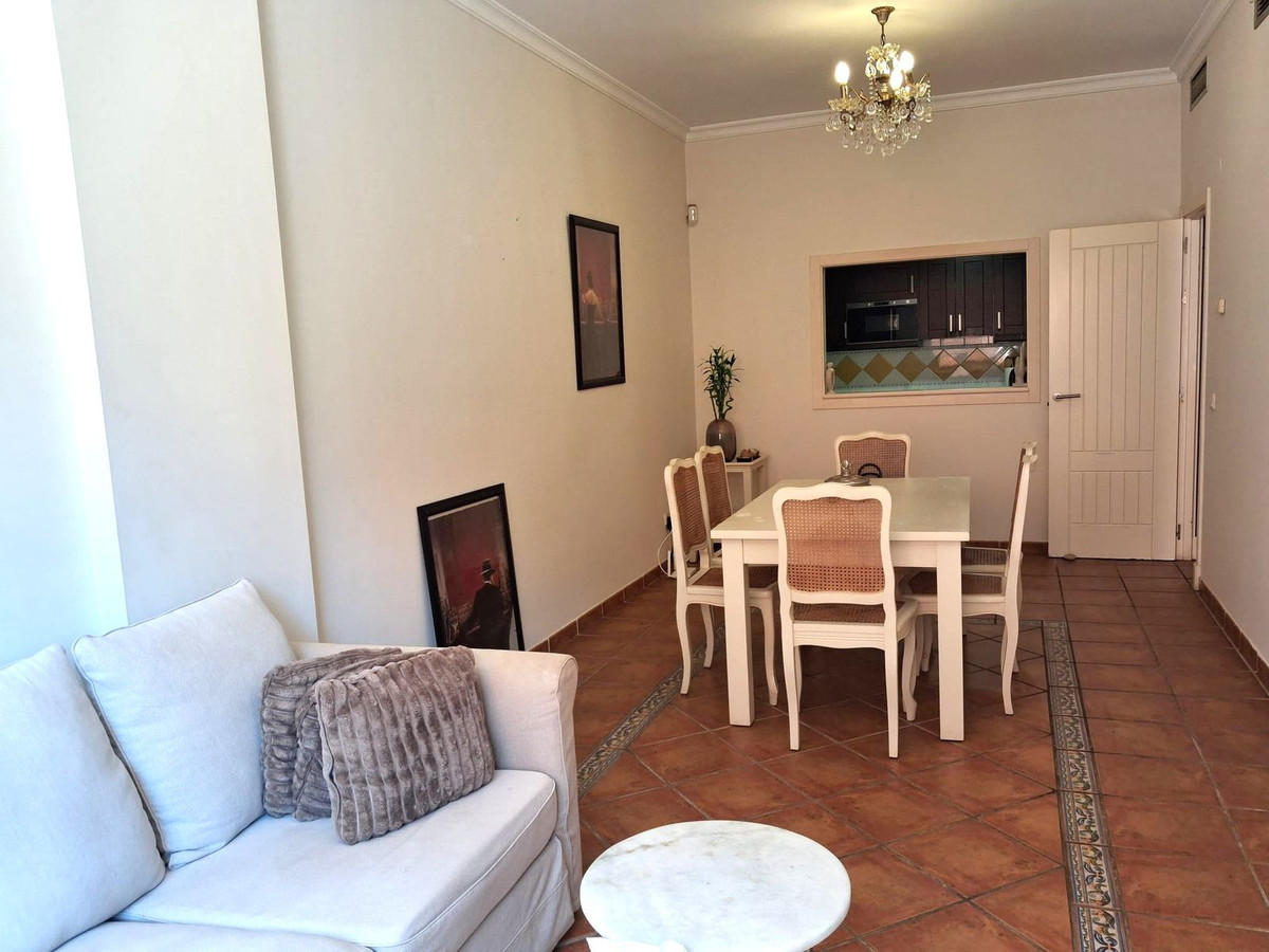 1 Bedroom Apartment in Benahavís - Photo 10