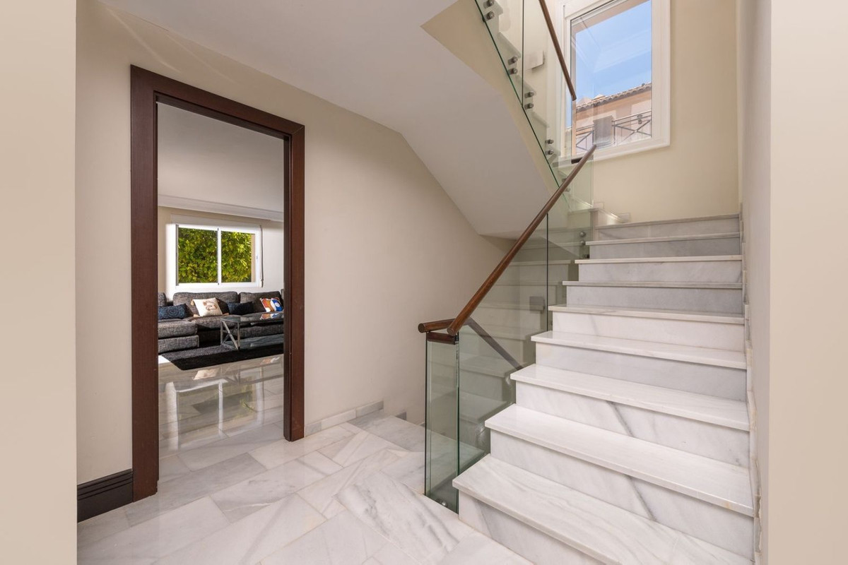 6 Bedroom Villa in Marbella - Photo 20